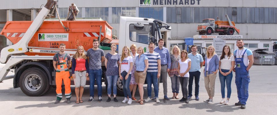 Gruppenbild der Mitarbeiter im Hof