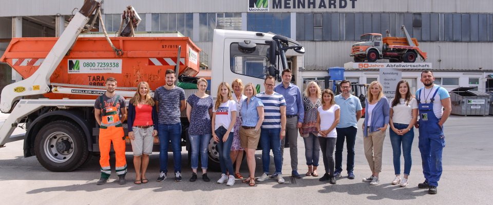 Gruppenbild der Mitarbeiter im Hof